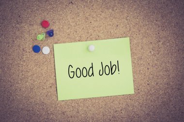 Yapışkan Not Pinboard üzerinde sabitlenmiş