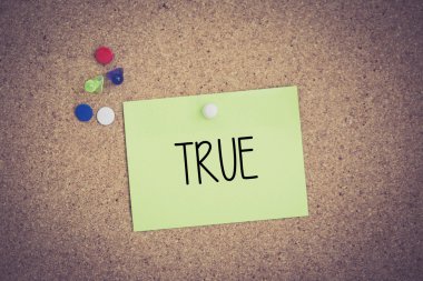 Yapışkan Not Pinboard üzerinde sabitlenmiş