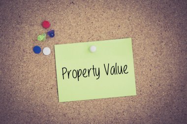 Yapışkan Not Pinboard üzerinde sabitlenmiş