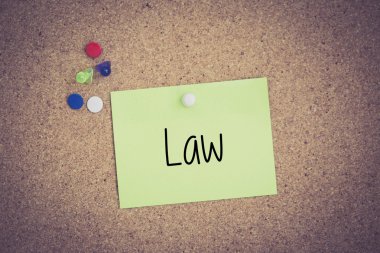 Yapışkan Not Pinboard üzerinde sabitlenmiş