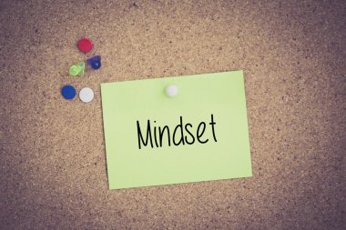 Yapışkan Not Pinboard üzerinde sabitlenmiş