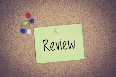 Yapışkan Not Pinboard üzerinde sabitlenmiş