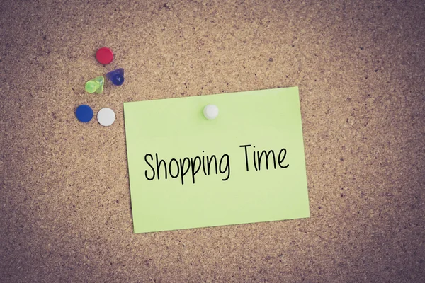 Yapışkan Not Pinboard üzerinde sabitlenmiş