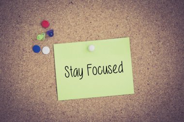 Yapışkan Not Pinboard üzerinde sabitlenmiş