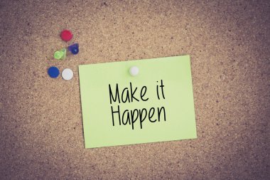 Yapışkan Not Pinboard üzerinde sabitlenmiş