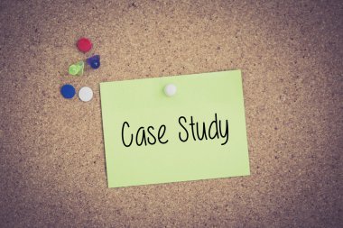 Yapışkan Not Pinboard üzerinde sabitlenmiş