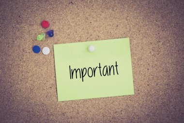 Yapışkan Not Pinboard üzerinde sabitlenmiş