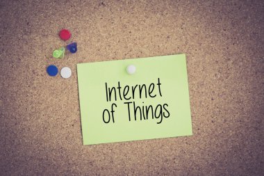 Yapışkan Not Pinboard üzerinde sabitlenmiş