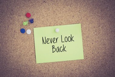 Yapışkan Not Pinboard üzerinde sabitlenmiş