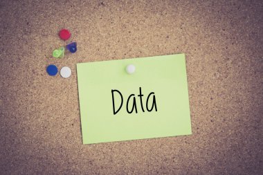 Yapışkan Not Pinboard üzerinde sabitlenmiş