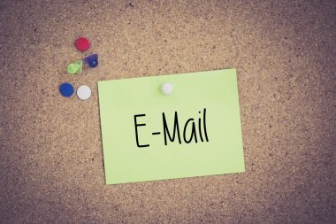 Yapışkan Not Pinboard üzerinde sabitlenmiş