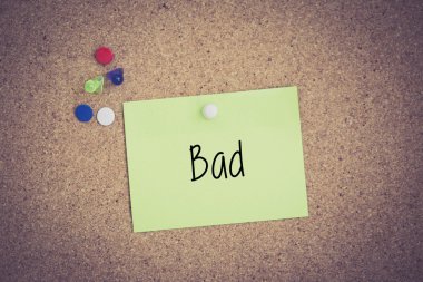 Yapışkan Not Pinboard üzerinde sabitlenmiş