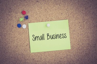 Yapışkan Not Pinboard üzerinde sabitlenmiş