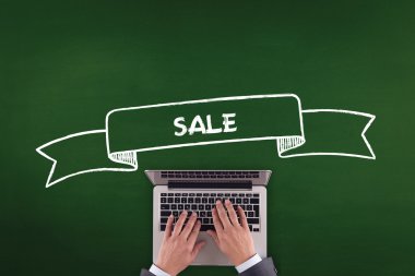 Laptop klavyesinde yazan kişi