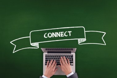 kişi bilgisayar ile çalışma