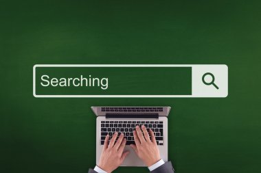 Laptop klavyesinde yazan kişi