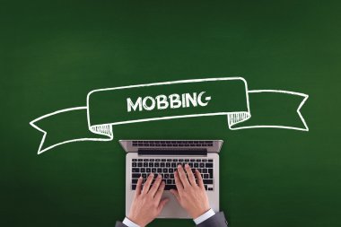 Laptop klavyesinde yazan kişi