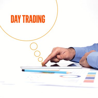 Tablet pc kullanan işadamı