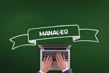 Laptop klavyesinde yazan kişi