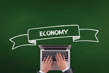 Laptop klavyesinde yazan kişi