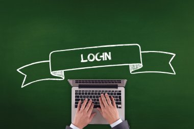 kişi bilgisayar ile çalışma