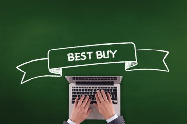 Laptop klavyesinde yazan kişi