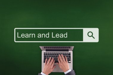 Laptop klavyesinde yazan kişi