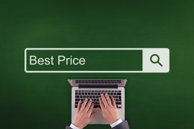 Laptop klavyesinde yazan kişi