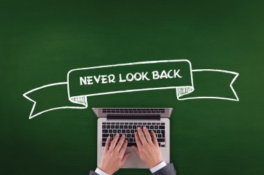 kişi bilgisayar ile çalışma