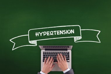 kişi bilgisayar ile çalışma