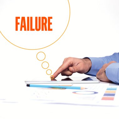 Tablet pc kullanan işadamı.