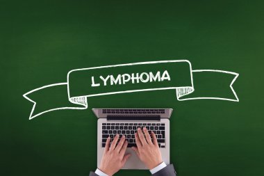 kişi bilgisayar ile çalışma