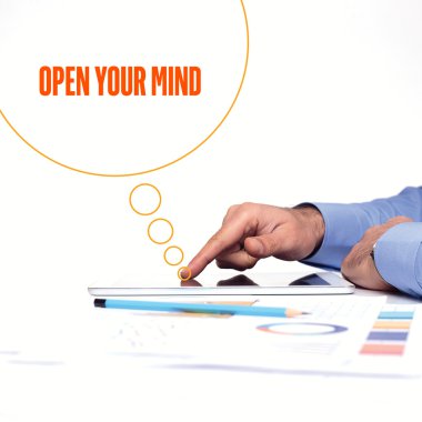 Tablet pc kullanan işadamı