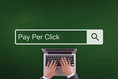 Laptop klavyesinde yazan kişi