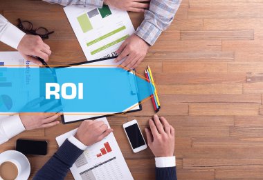 ahşap masa başında çalışan iş takım