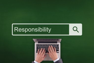 Laptop klavyesinde yazan kişi