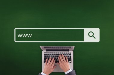 Laptop klavyesinde yazan kişi