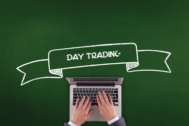 kişi bilgisayar ile çalışma