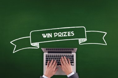 kişi bilgisayar ile çalışma