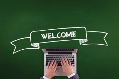 kişi bilgisayar ile çalışma