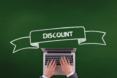 Laptop klavyesinde yazan kişi