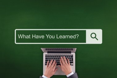 Laptop klavyesinde yazan kişi