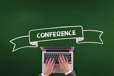 Laptop klavyesinde yazan kişi