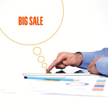 Tablet pc kullanan işadamı.