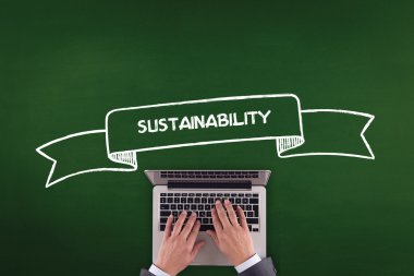 kişi bilgisayar ile çalışma