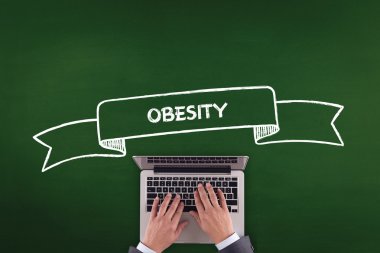 kişi bilgisayar ile çalışma