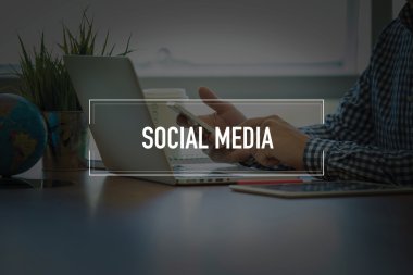 Masa başında otururken Smartphone kullanan adam