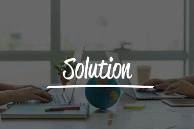 Ofiste dizüstü bilgisayarlarda çalışan iki iş adamları