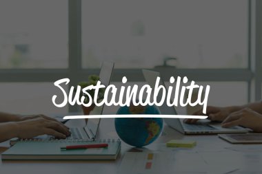 Ofiste dizüstü bilgisayarlarda çalışan iki iş adamları