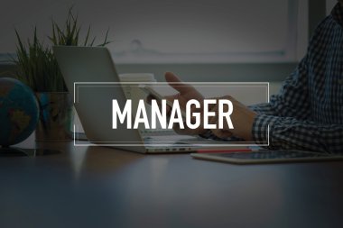 Masa başında otururken Smartphone kullanan adam